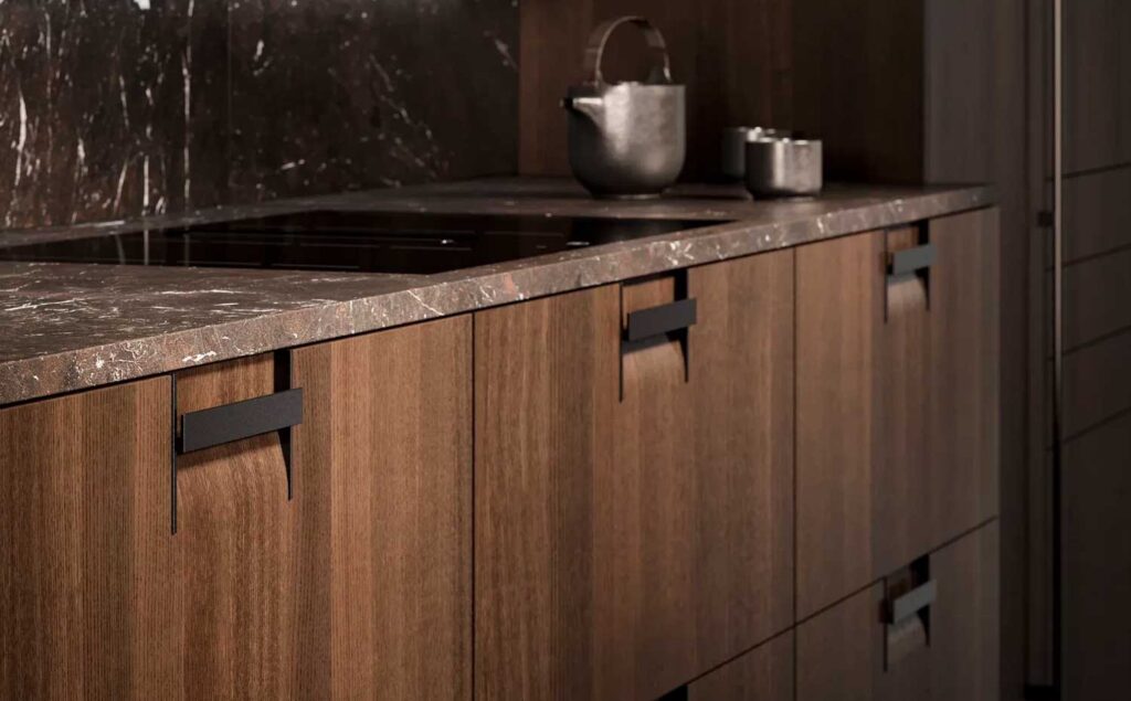 Elegante dunkle Holzküche mit exklusiver Stein-Arbeitsplatte und Design-Beleuchtung