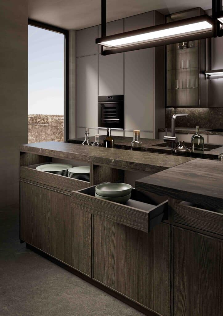 LEICHT Küche mit Holzelementen und modernem Küchenblock in warmem Ambiente