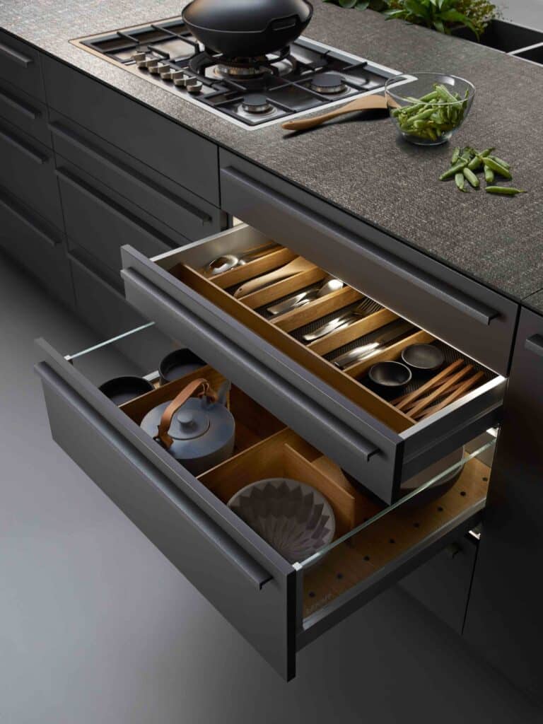 LEICHT Küche in dunkler Farbgebung mit integrierter Beleuchtung