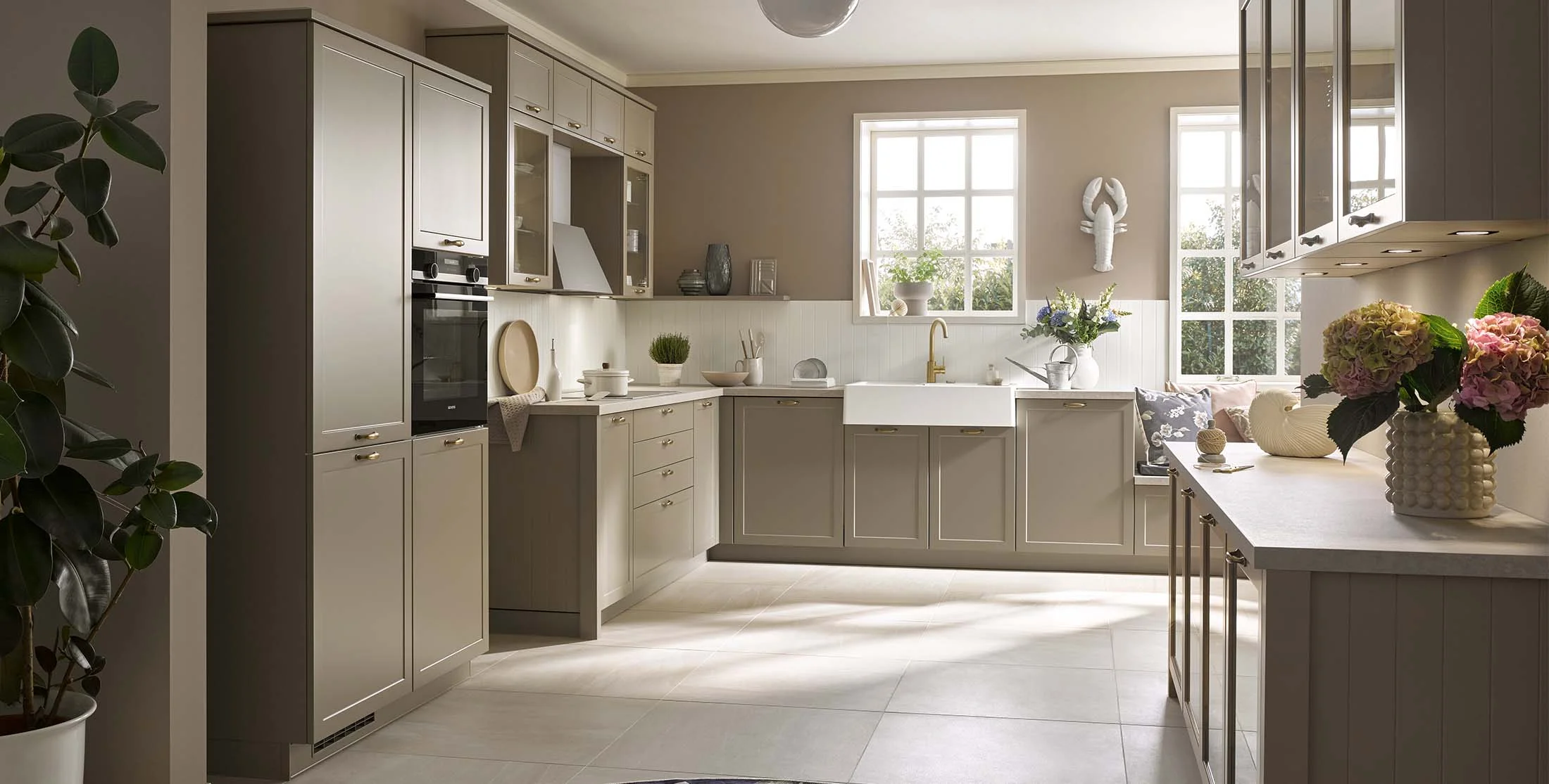 Burger Küchen Bernau – moderne Holzküche mit Kochinsel in hellem Design