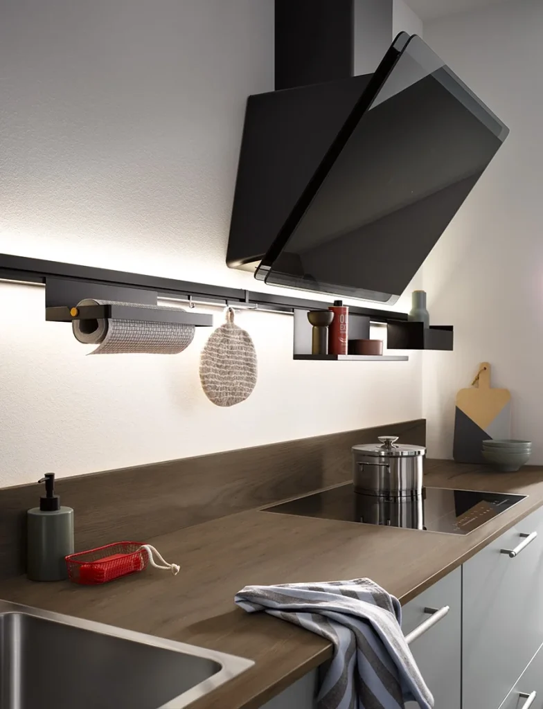 Burger Küchen – dunkle Designküche mit Kochinsel und schwarzer Dunstabzugshaube