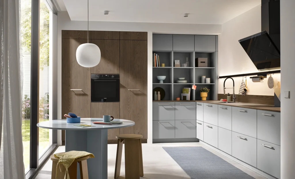 Burger Küchen – helle Küchenzeile in Weiß mit Holzarbeitsplatte und Sitzbereich