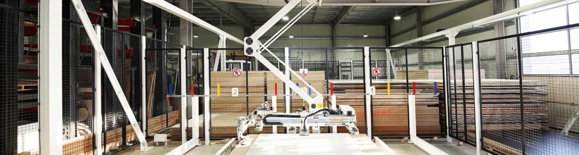 Werkstattansicht der Tischlerei Schade in Bernau bei Berlin mit Produktionsfläche und Holzlager