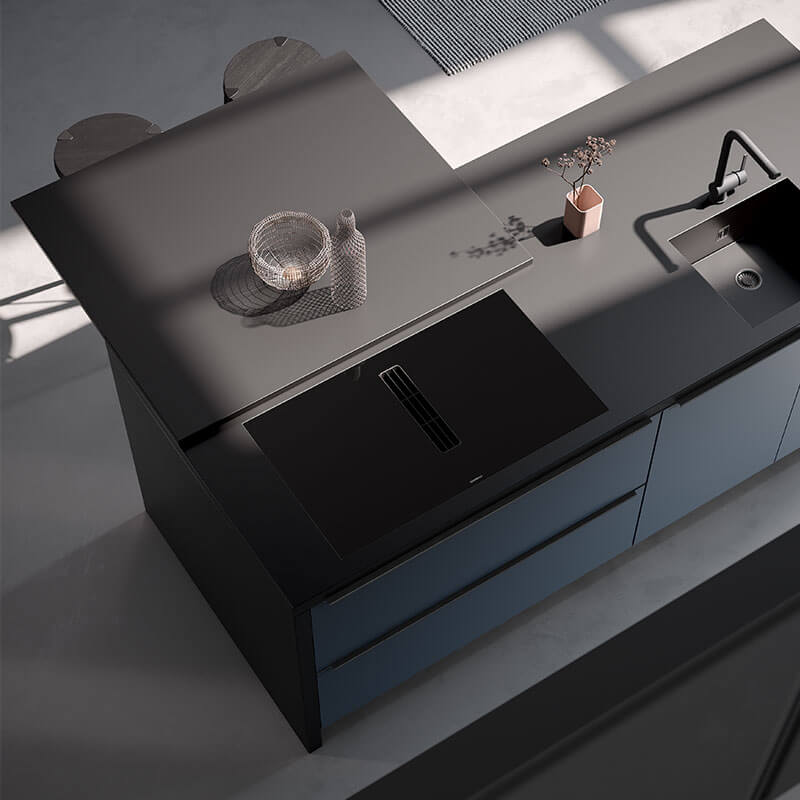 Häcker Küchen – Black Star Einbauküche mit Flying Bridge Element in Schwarz und Holzdekor