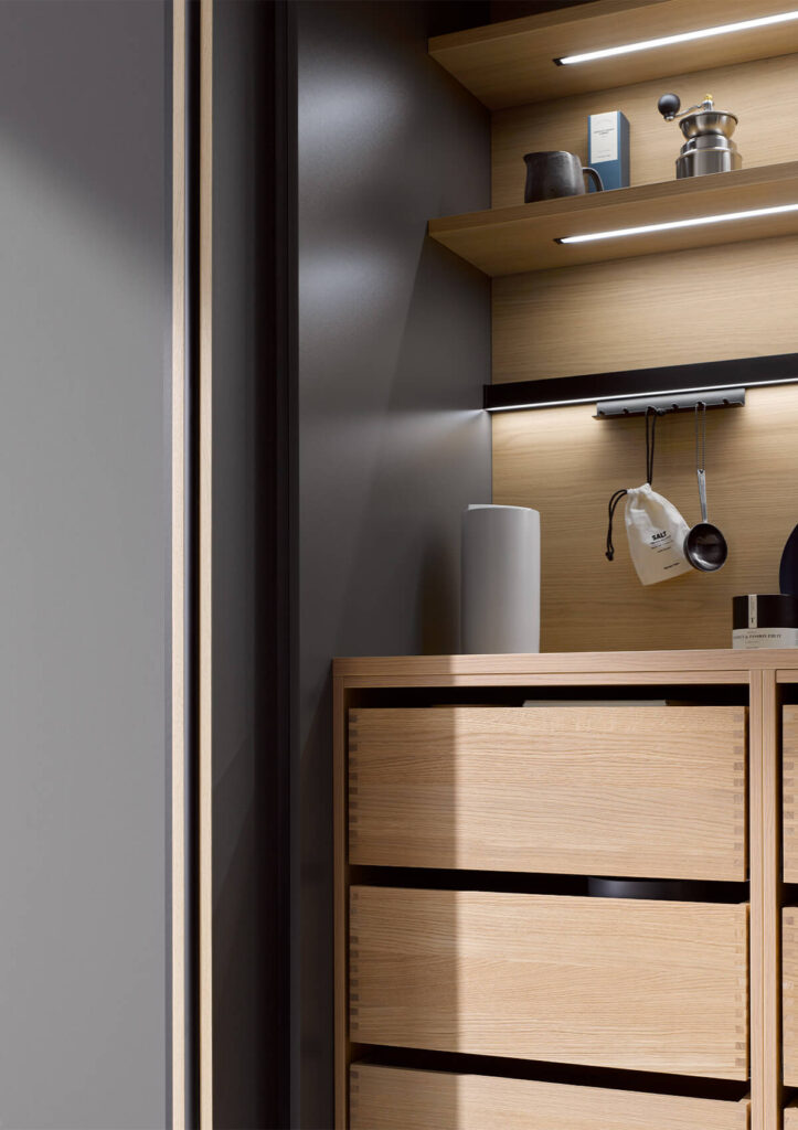 Häcker Küchen – Pocket-Door-Schrank in Rauchblau als verdeckte Stauraumlösung