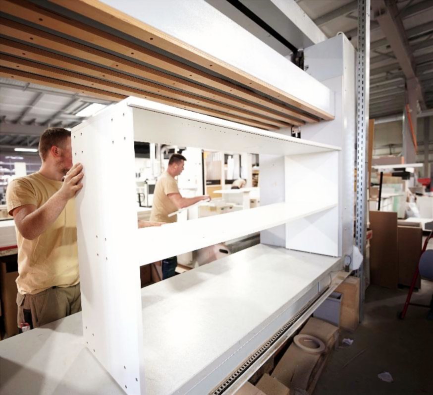 Fachkräfte von Küchen Schade bei der Küchenmontage in der Werkstatt Bernau