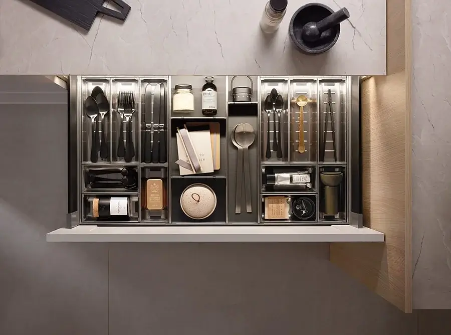 Bauformat Küchen – offener Hochschrank mit beleuchteter Innenaufteilung und Ordnungssystem