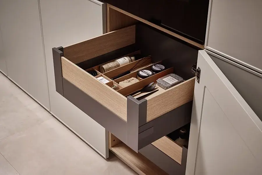 Bauformat Küchen – Innenauszug mit praktischer Fächeraufteilung für Küchenutensilien