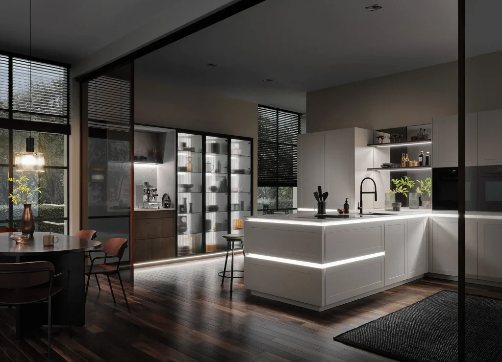 Bauformat Küchen – Küchenzeile in hellem Holz mit Salbeigrüner Wandgestaltung und Essplatz