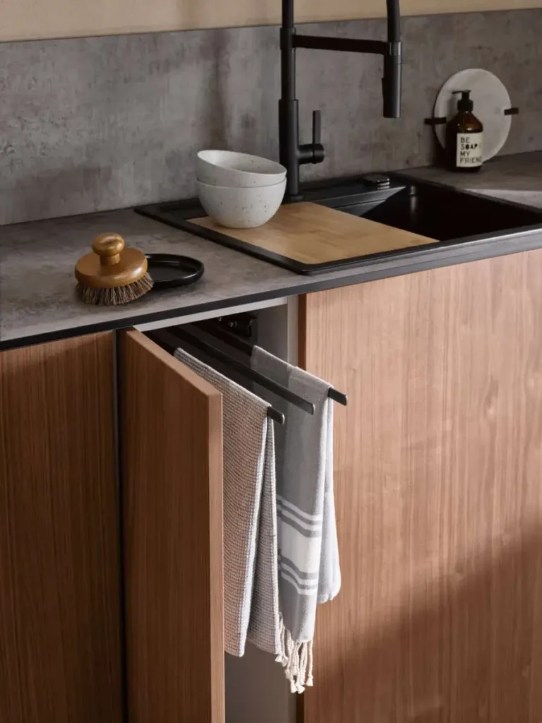 Bauformat Küchen – Sydney Kochfeld-Detail mit Dunstabzug und dunkler Arbeitsplatte