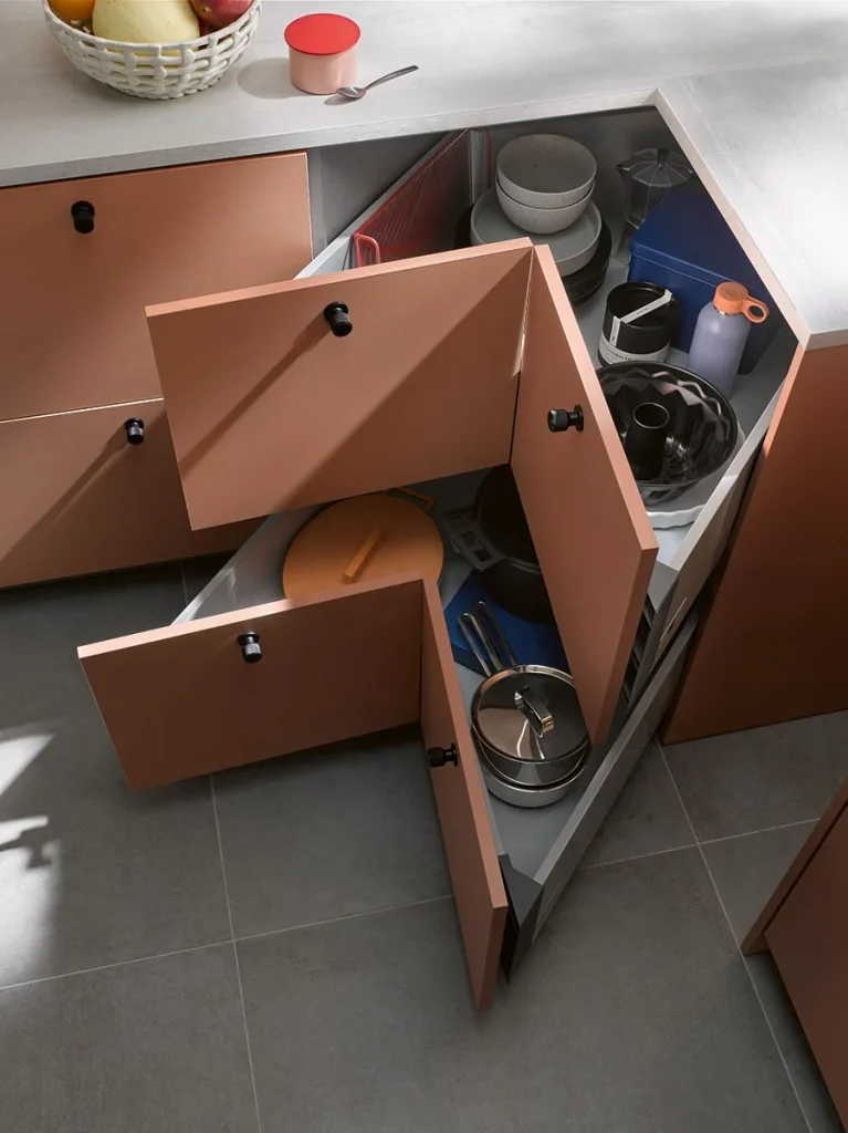 Burger Küchen – geöffnete Unterschränke in Terrakotta mit Innenauszügen für Töpfe und Pfannen