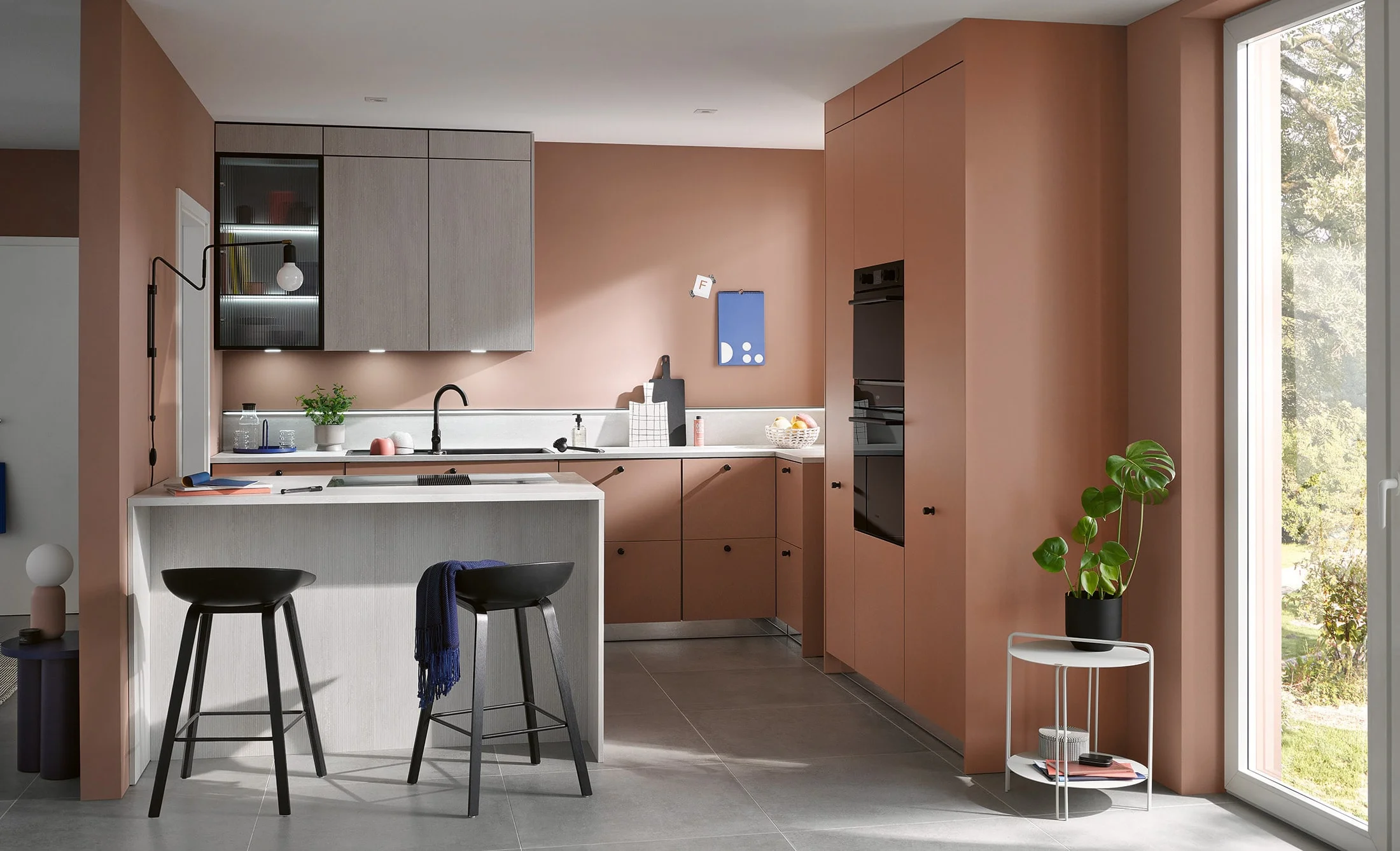 Burger Küchen – moderne Küche in Terrakotta-Rosé mit offenen Regalen und Barhockern