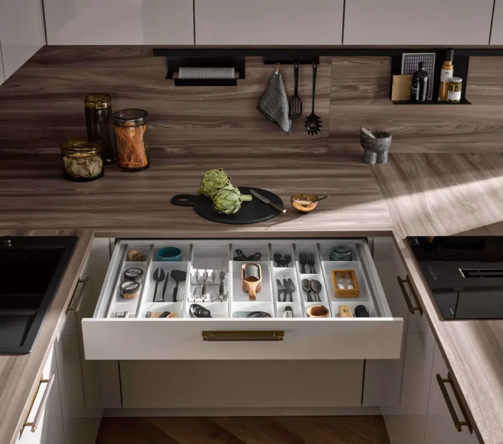 Burger Küchen – geöffnete Besteckschublade mit Holzeinsatz und Küchenutensilien