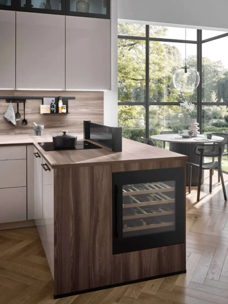 Burger Küchen – grifflose Küchenzeile in Grau mit Weintemperierschrank