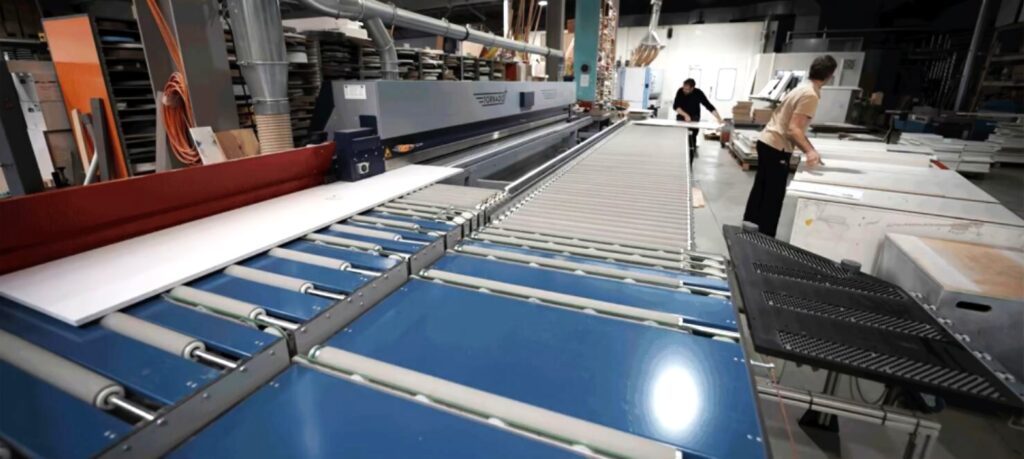 CNC-Fertigung in der 1.700 m² großen Werkstatt von Tischlerei Schade in Bernau bei Berlin